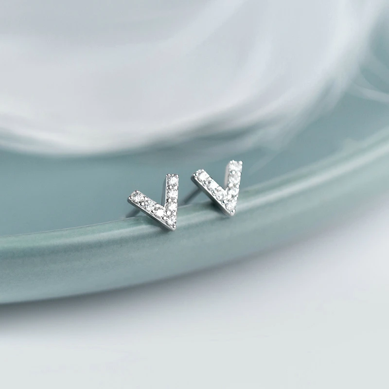 BUDROVKY New V Shape Stud Earrings AAA Cubic Zirconia 925 Sterling Silver Jewelry Geometric Ear Nail Wedding Party Glossy Fine J
BUDROVKY New V Shape Stud Earrings AAA Cubic Zirconia 925 Sterling Silver Jewelry Geometric Ear Nail Wedding Party Glossy Fine J