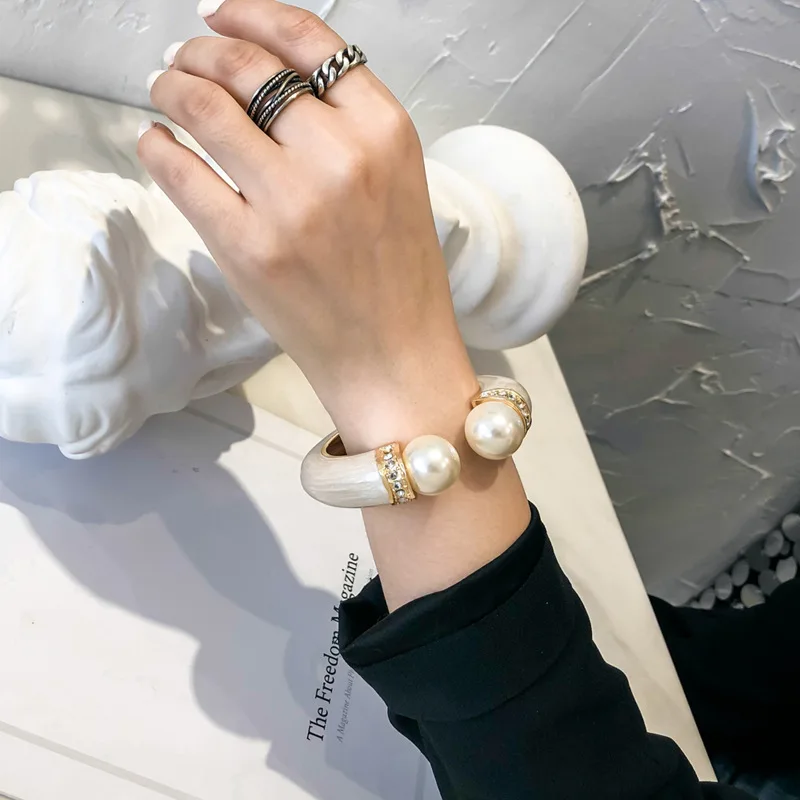 Retro pearl fritillarydrop glaze semi-open and closebracelet with double ends and double color spliced open alloy springbracelet
Retro pearl fritillarydrop glaze semi-open and closebracelet with double ends and double color spliced open alloy springbracelet