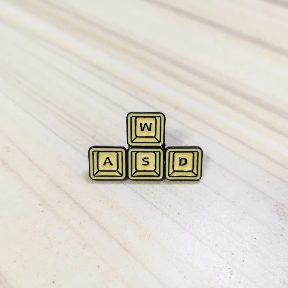 Винтаж WASD клавиатуры кнопки pin Эмали желтый видео игры Нагрудный значок булавки