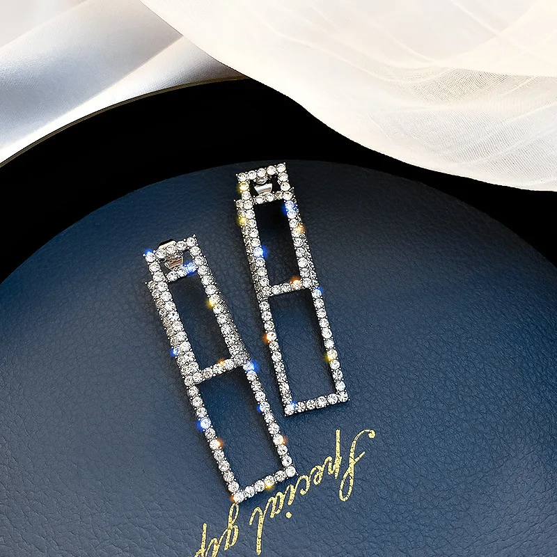 925 Silver Needle European and American Elegant Design Sense Earrings Temperament Goddess Style Rectangular Geometric Earrings
925 Silver Needle European and American Elegant Design Sense Earrings Temperament Goddess Style Rectangular Geometric Earrings