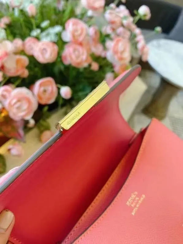 Summer leather female bag flight attendant bag big metal H buckle Kangkang bag Messenger bag handbag top workmanship and leather
Summer leather female bag flight attendant bag big metal H buckle Kangkang bag Messenger bag handbag top workmanship and leather