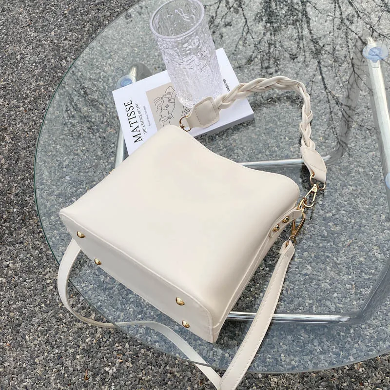 High-quality Women's Small Bags for 2021 Summer New Trendy Texture Fashion Portable Bucket Bag Shoulder Messenger Bag
High-quality Women's Small Bags for 2021 Summer New Trendy Texture Fashion Portable Bucket Bag Shoulder Messenger Bag