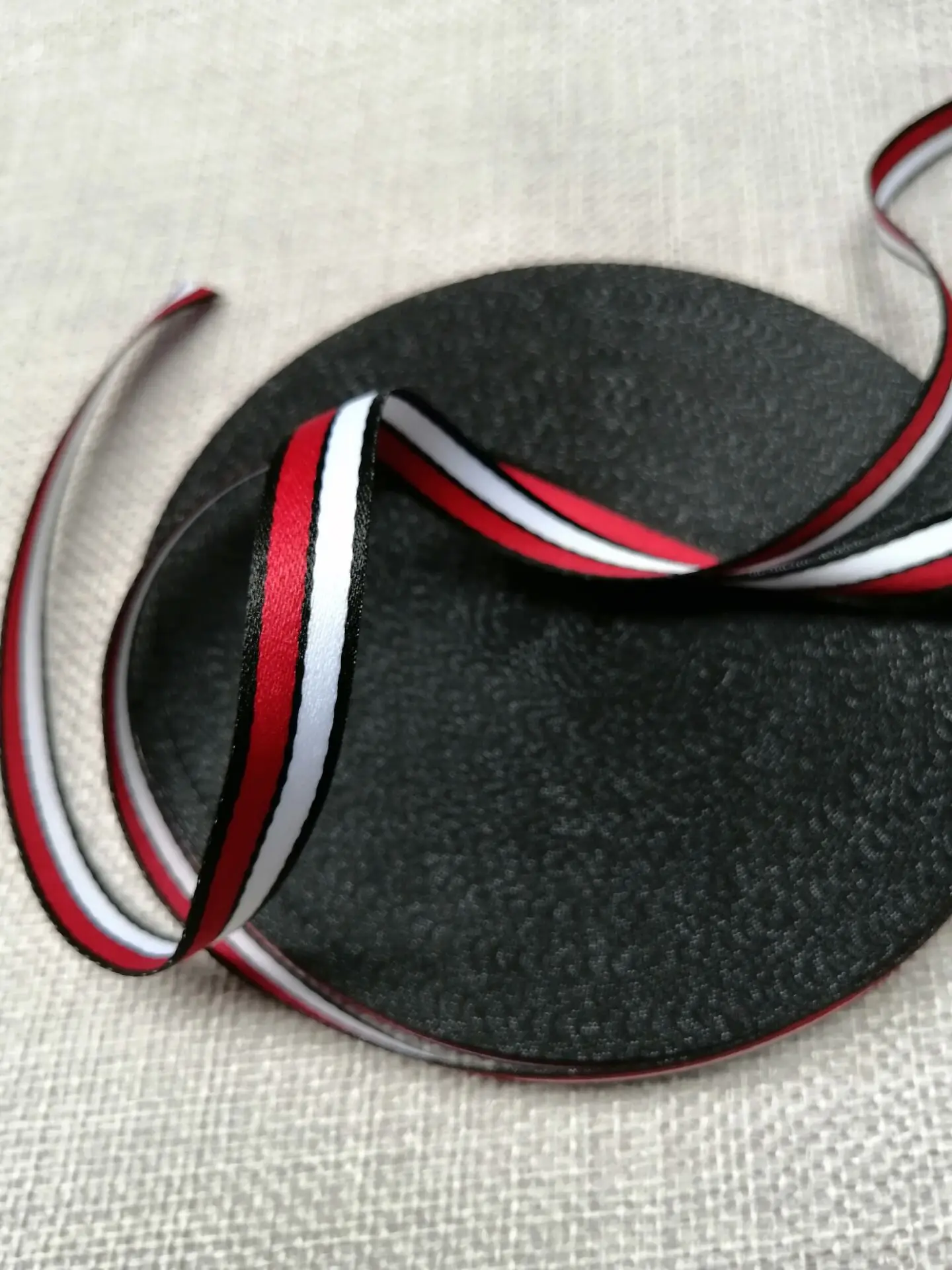 2M 10mm red white Webbing ribbon stripes Grosgrain Ribbon DIY Bow Clothing sewing accessories christmas decorations gift ribbon
2M 10mm red white Webbing ribbon stripes Grosgrain Ribbon DIY Bow Clothing sewing accessories christmas decorations gift ribbon