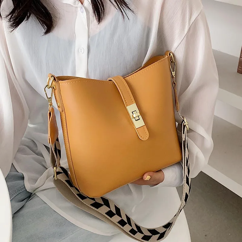 Wide Strap Crossbody Messenger Bags For Women 2021 Simple Shoulder Handbags Female Luxury Designer Purses Travel High Quality 
Wide Strap Crossbody Messenger Bags For Women 2021 Simple Shoulder Handbags Female Luxury Designer Purses Travel High Quality