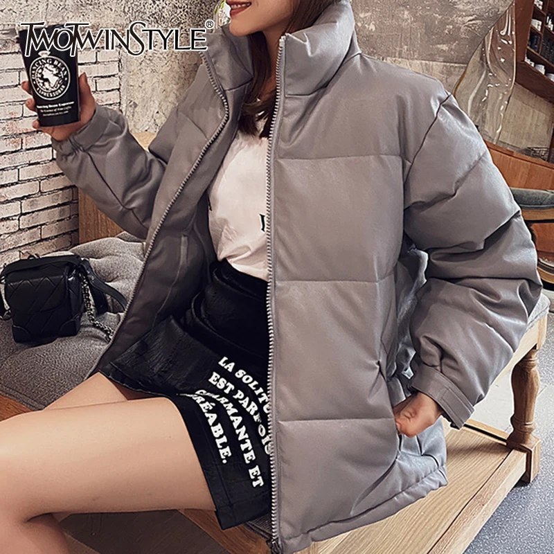 Женское пальто с карманами TWOTWINSTYLE, повседневное плотное хлопковое Свободное пальто с воротником-стойкой и длинными рукавами, зима 2021
Женское пальто с карманами TWOTWINSTYLE, повседневное плотное хлопковое Свободное пальто с воротником-стойкой и длинными рукавами, зима 2021