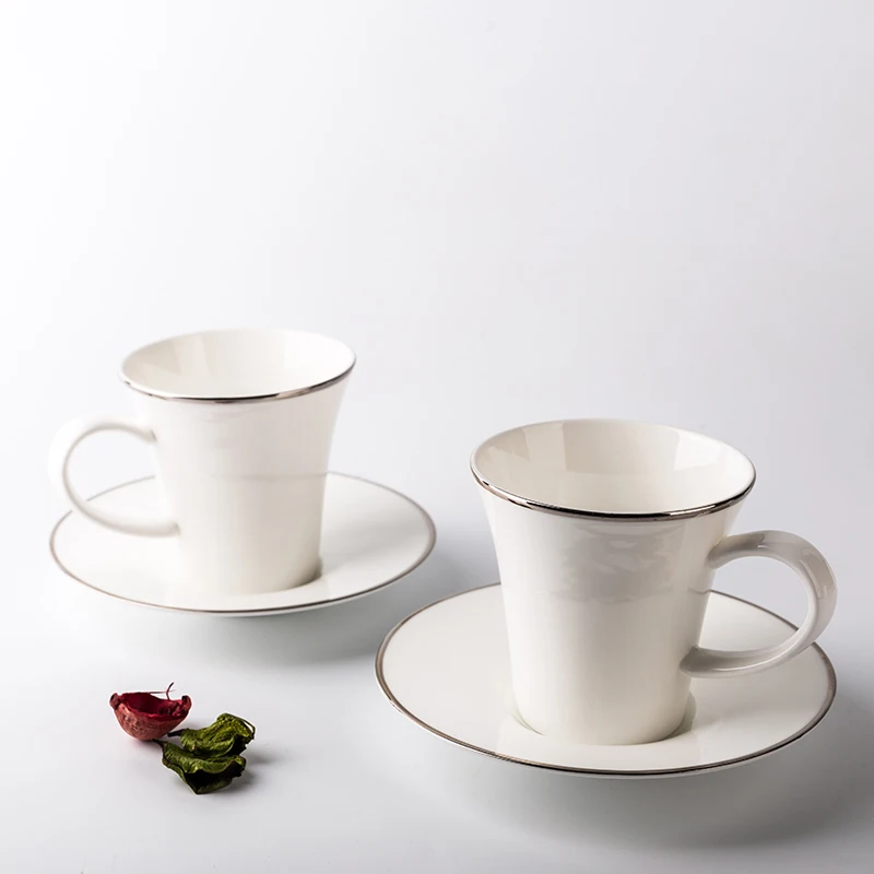 

European Ceramic Coffee Cup Set Porcelain Saucer Gold Rim Vintage Black Tea Espresso Cups Kubek Fine Bone China Dinner Set E5BD