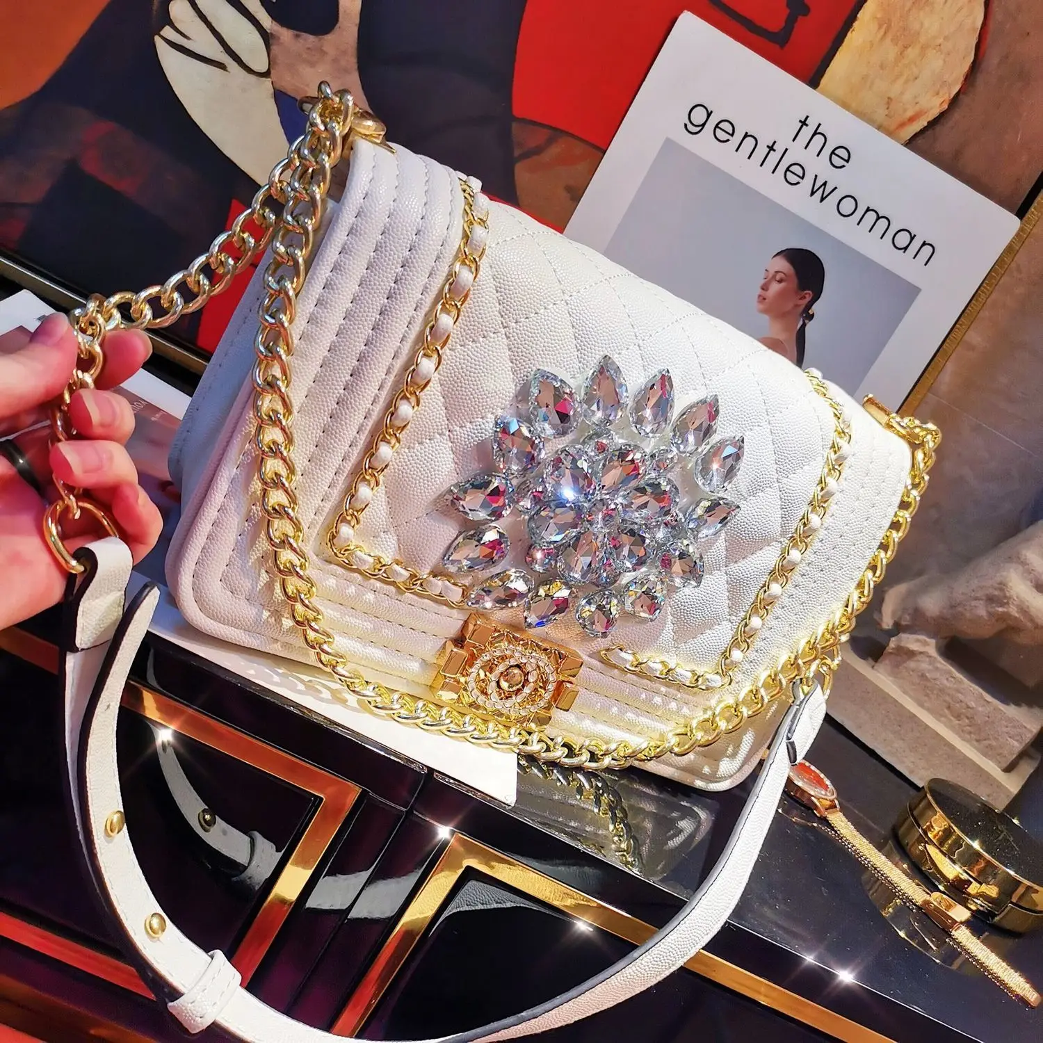 Women Banquet Bag 2021 New Fashion Rhombus Diamond Bag Party Wedding Shoulder Bag Designer Chain Rhinestone Bag Bols As Mujer
Women Banquet Bag 2021 New Fashion Rhombus Diamond Bag Party Wedding Shoulder Bag Designer Chain Rhinestone Bag Bols As Mujer