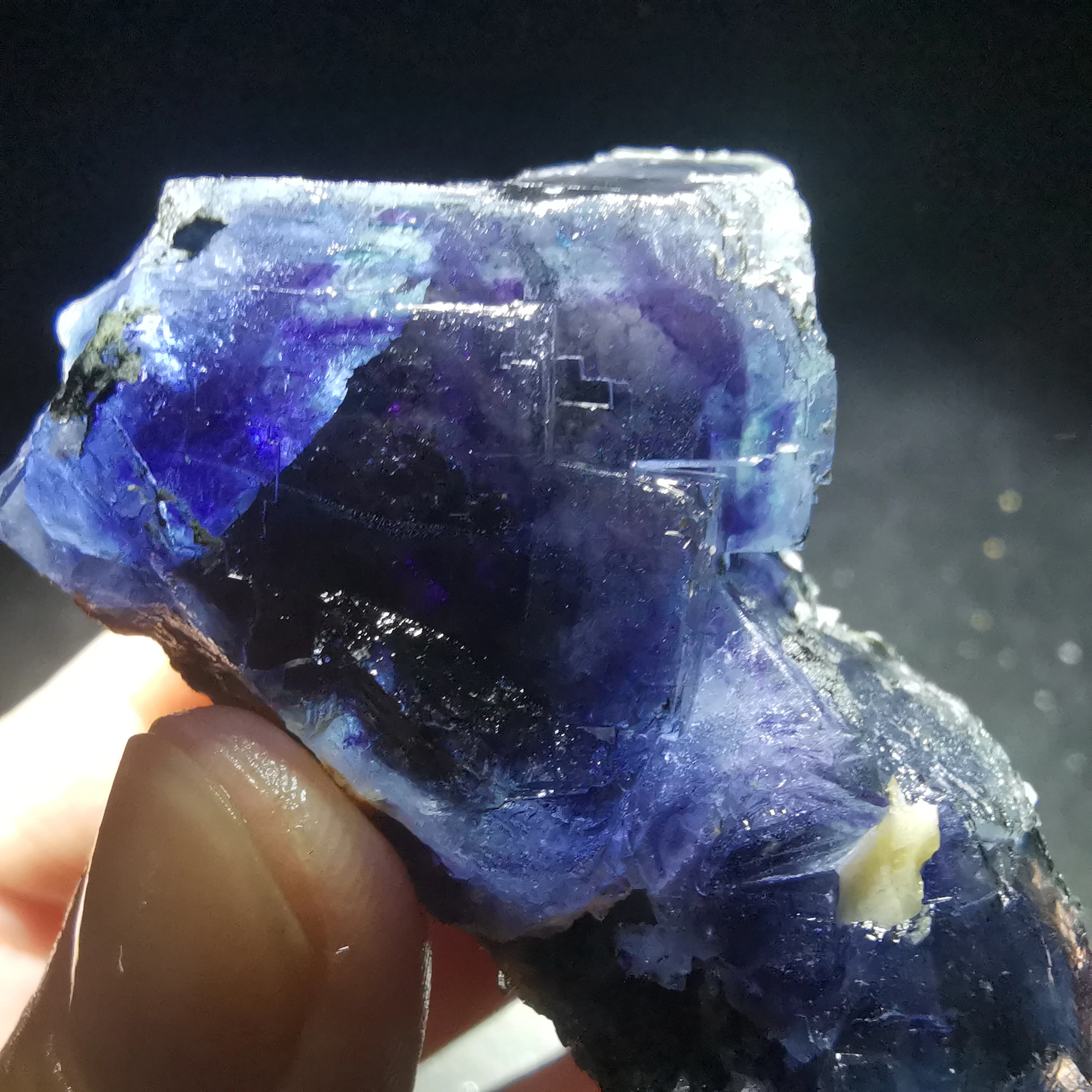 62.3g.Natural rare blue purple fluorite mineral specimen and crystal healing energy stone decorated QUARTZ GEM
62.3g.Natural rare blue purple fluorite mineral specimen and crystal healing energy stone decorated QUARTZ GEM