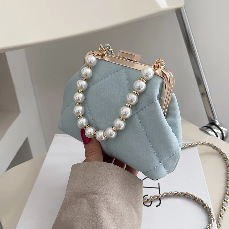 Summer bag handbags 2021 new fashion texture hardware chain messenger bag rhombus simple pearl portable clip bag 
Summer bag handbags 2021 new fashion texture hardware chain messenger bag rhombus simple pearl portable clip bag