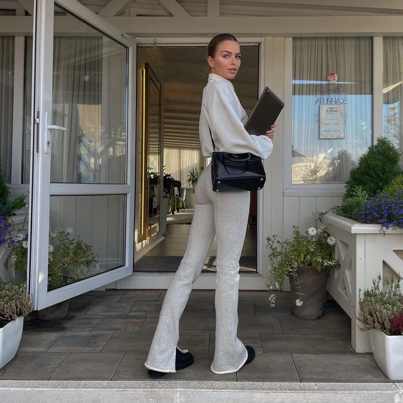 Брюки-клеш с разрезом и эффектом потертости, весна 2022
Брюки-клеш с разрезом и эффектом потертости, весна 2022