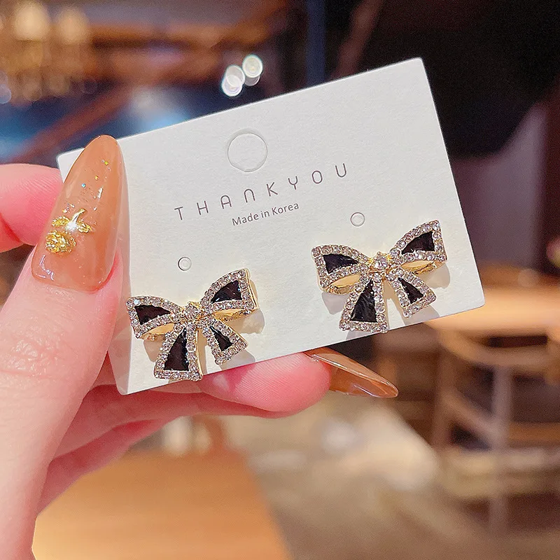 Fashion personality earrings new crystal bow women's earrings exquisite luxury shiny earrings accessories bridal wedding jewelry
Fashion personality earrings new crystal bow women's earrings exquisite luxury shiny earrings accessories bridal wedding jewelry