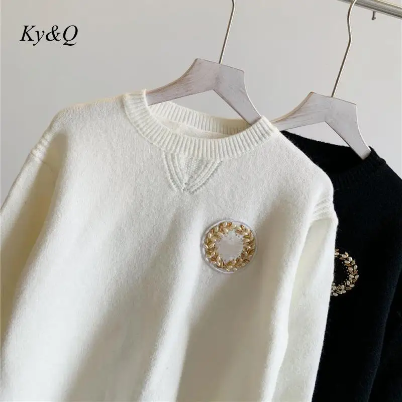Brand Design Women Fashion Luxury Black White Long Sleeve Sweater 2020 Autumn Golden Badge Beaded Pullover Jumper Vestidos
Brand Design Women Fashion Luxury Black White Long Sleeve Sweater 2020 Autumn Golden Badge Beaded Pullover Jumper Vestidos