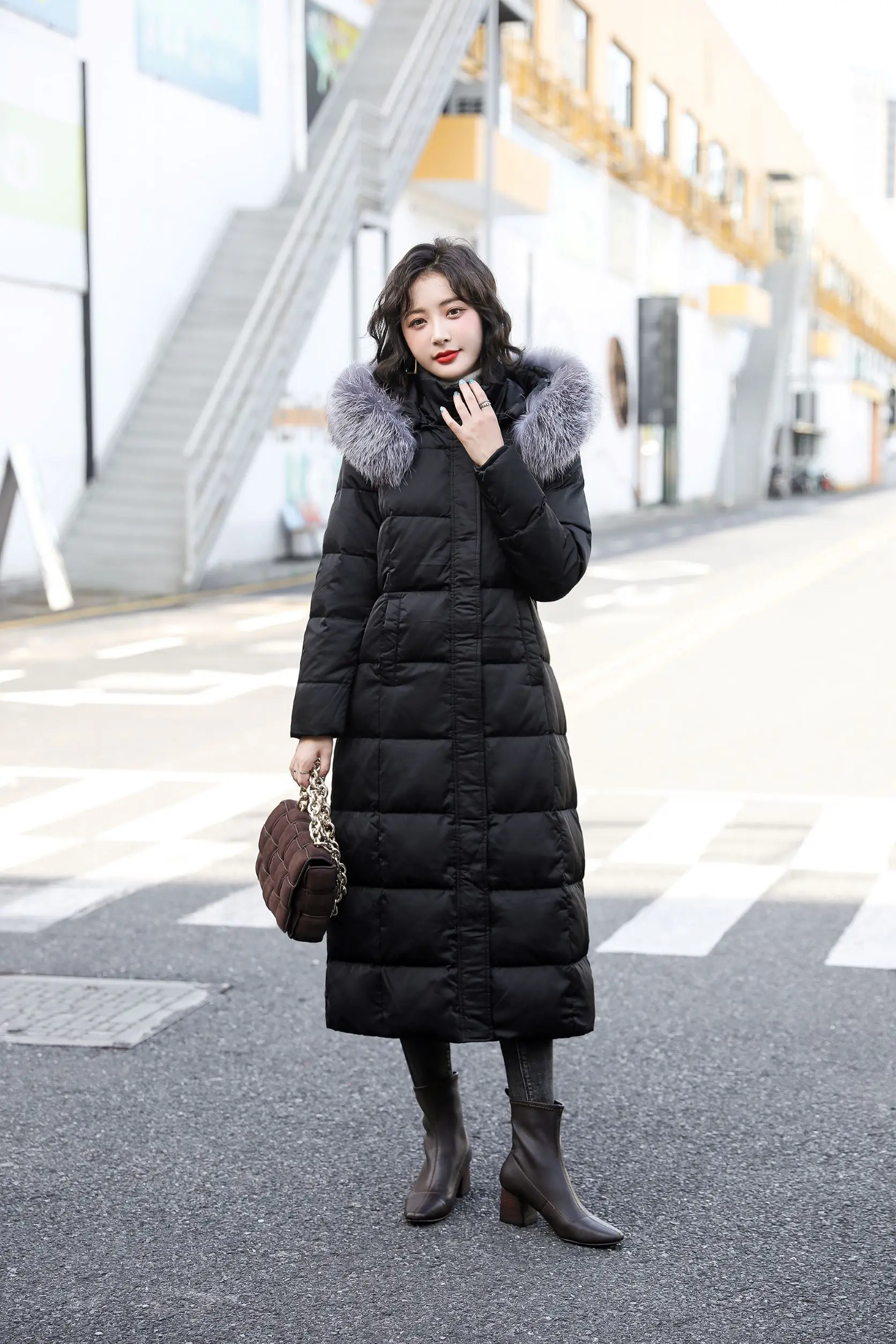 Женский пуховик с капюшоном, толстая теплая парка на 2021 белом утином пуху, с капюшоном из 90% натурального меха енота и лисы, верхняя одежда дл...
Женский пуховик с капюшоном, толстая теплая парка на 2021 белом утином пуху, с капюшоном из 90% натурального меха енота и лисы, верхняя одежда дл...