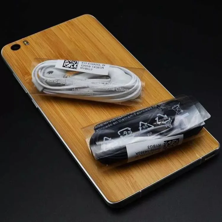 The earphone is suitable for Samsung S6 / S7 edge mobile phone to tune by wire, and the bass earphone is in ear 
The earphone is suitable for Samsung S6 / S7 edge mobile phone to tune by wire, and the bass earphone is in ear