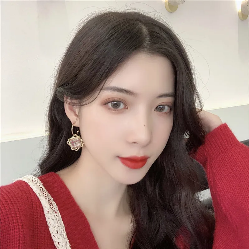 Square grid earrings qiu dong female fashion personality contracted 2020 new tide C shape stud earrings
Square grid earrings qiu dong female fashion personality contracted 2020 new tide C shape stud earrings