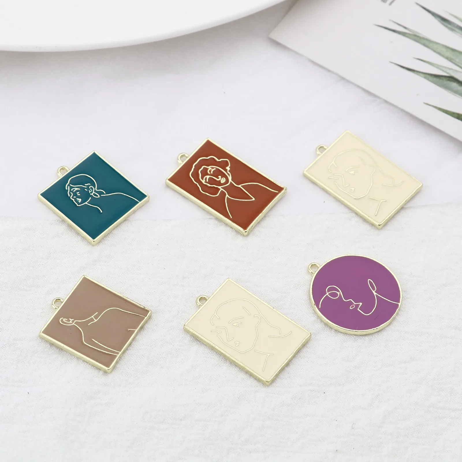 Fashion Round Pendant Abstract Portrait Enamel Charms For Making Earrings DIY Necklace Bracelet Jewelry Accessories Gift 5pcs
Fashion Round Pendant Abstract Portrait Enamel Charms For Making Earrings DIY Necklace Bracelet Jewelry Accessories Gift 5pcs
