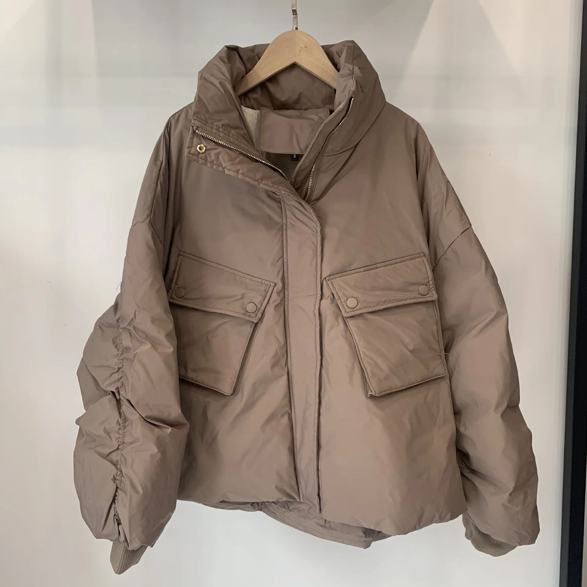 2021 winter Korean version thickened short net red bread stand collar work clothes pocket white duck down jacket women
2021 winter Korean version thickened short net red bread stand collar work clothes pocket white duck down jacket women