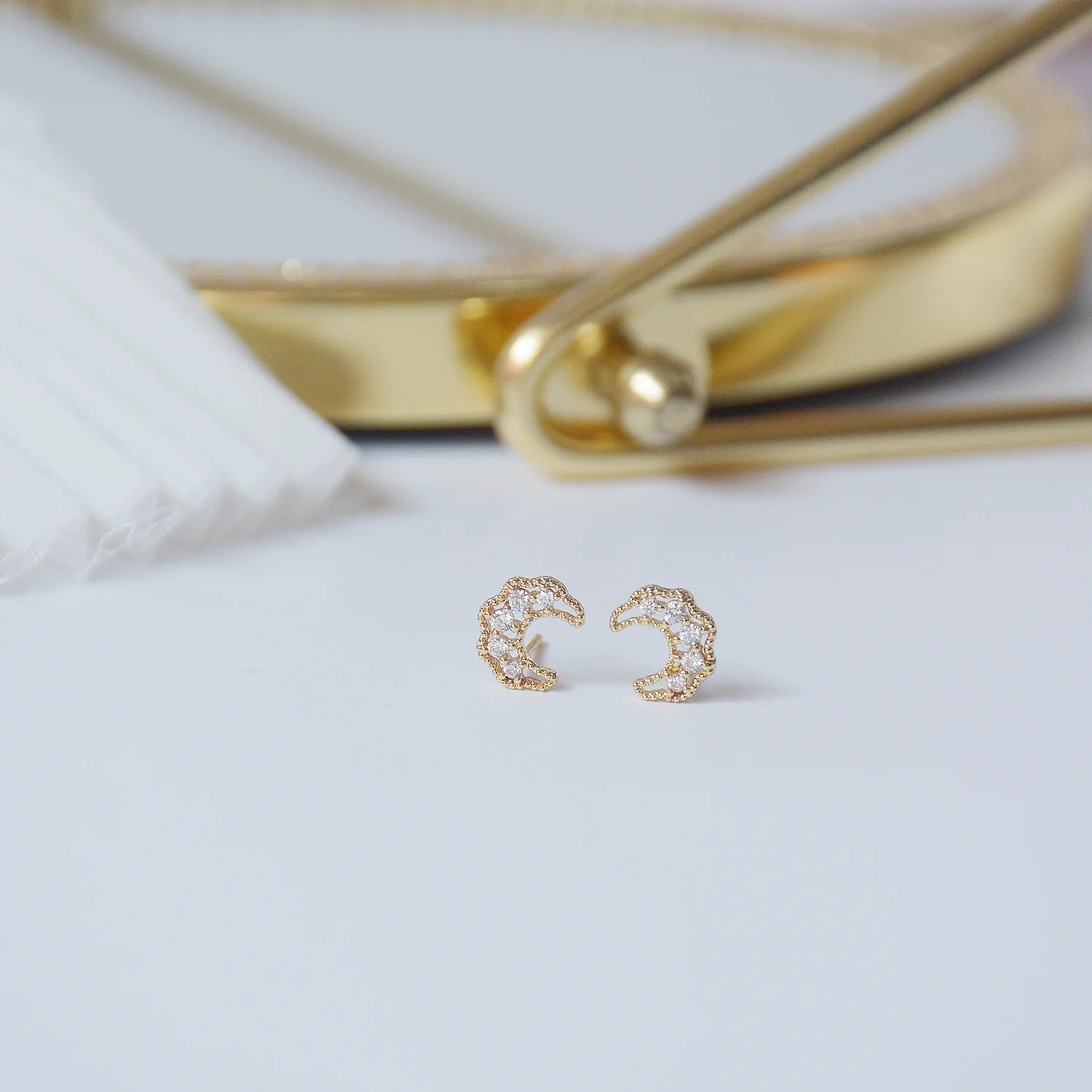 Korea New Design Fashion Jewelry 14k Gold Plated Exquisite Zircon Moon Stud Earrings for Woman Daily Small Cute Simple Earring
Korea New Design Fashion Jewelry 14k Gold Plated Exquisite Zircon Moon Stud Earrings for Woman Daily Small Cute Simple Earring