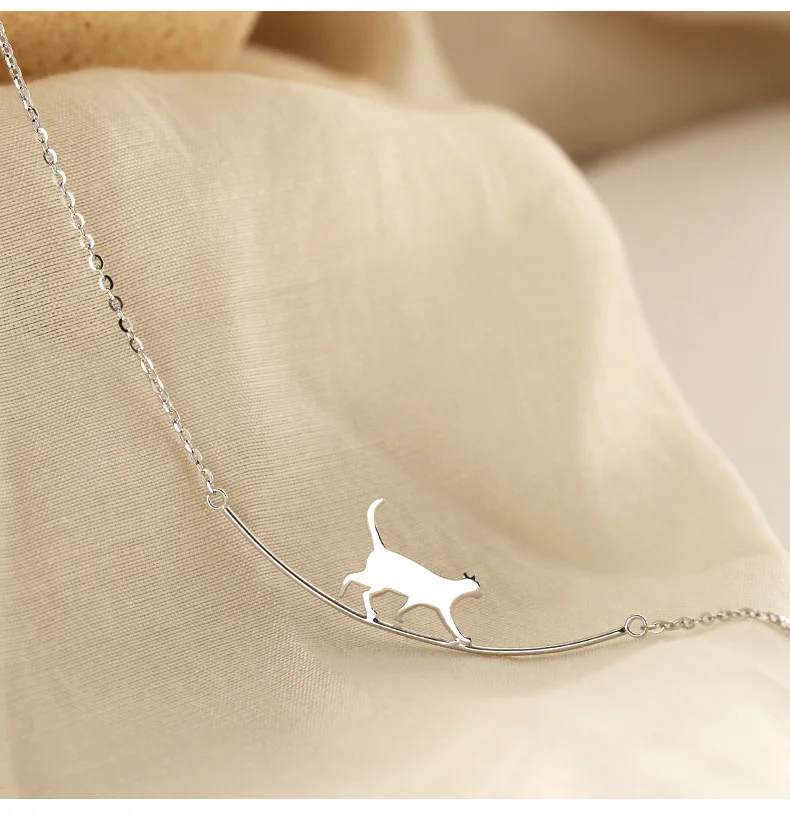 Cute climbing cat pendant collarbone necklace, ladies personalized design love animals creative necklace
Cute climbing cat pendant collarbone necklace, ladies personalized design love animals creative necklace