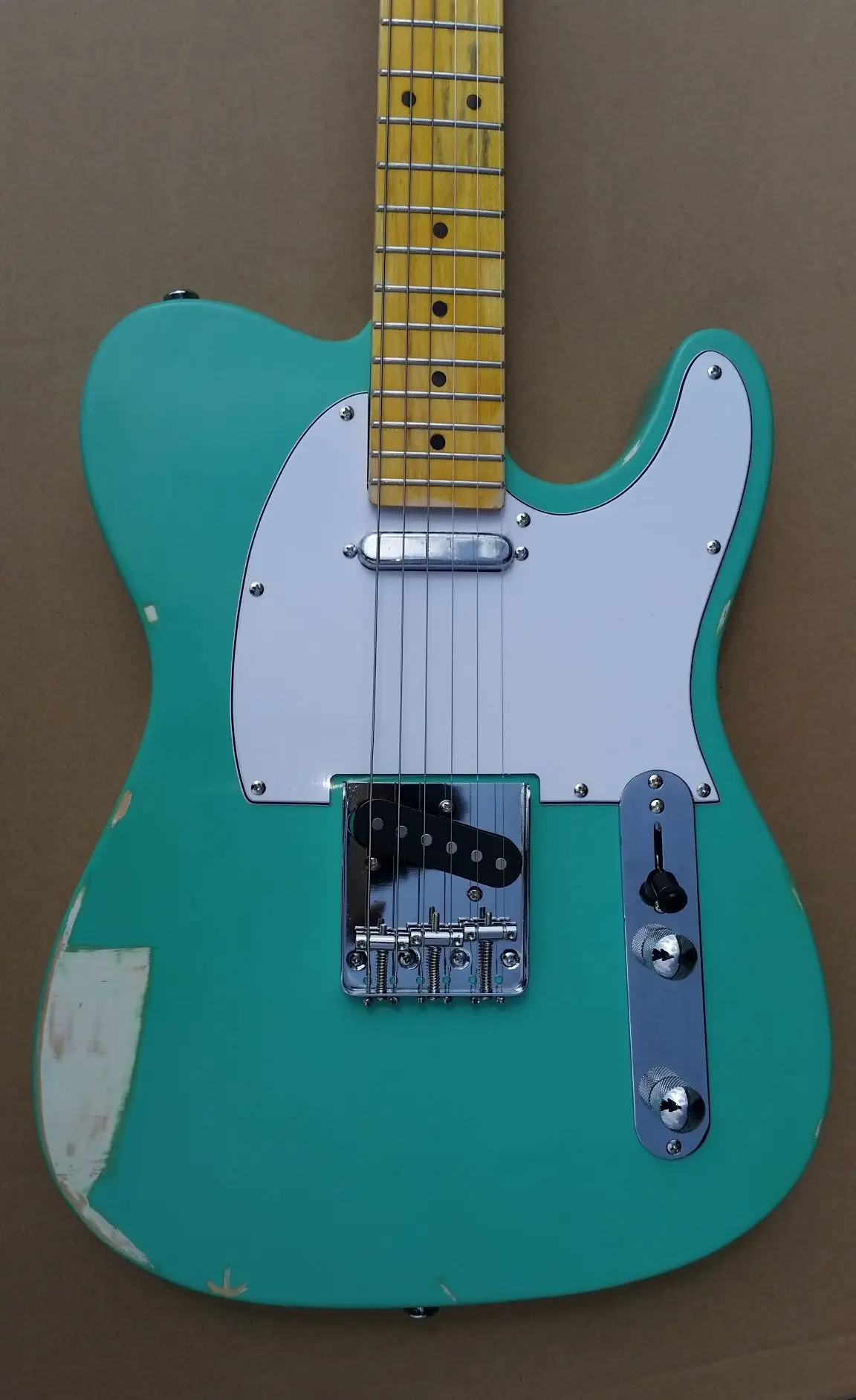 high quality blue color electric guitar made in china maple wood fingerboard 22 fret beautiful and cool
high quality blue color electric guitar made in china maple wood fingerboard 22 fret beautiful and cool