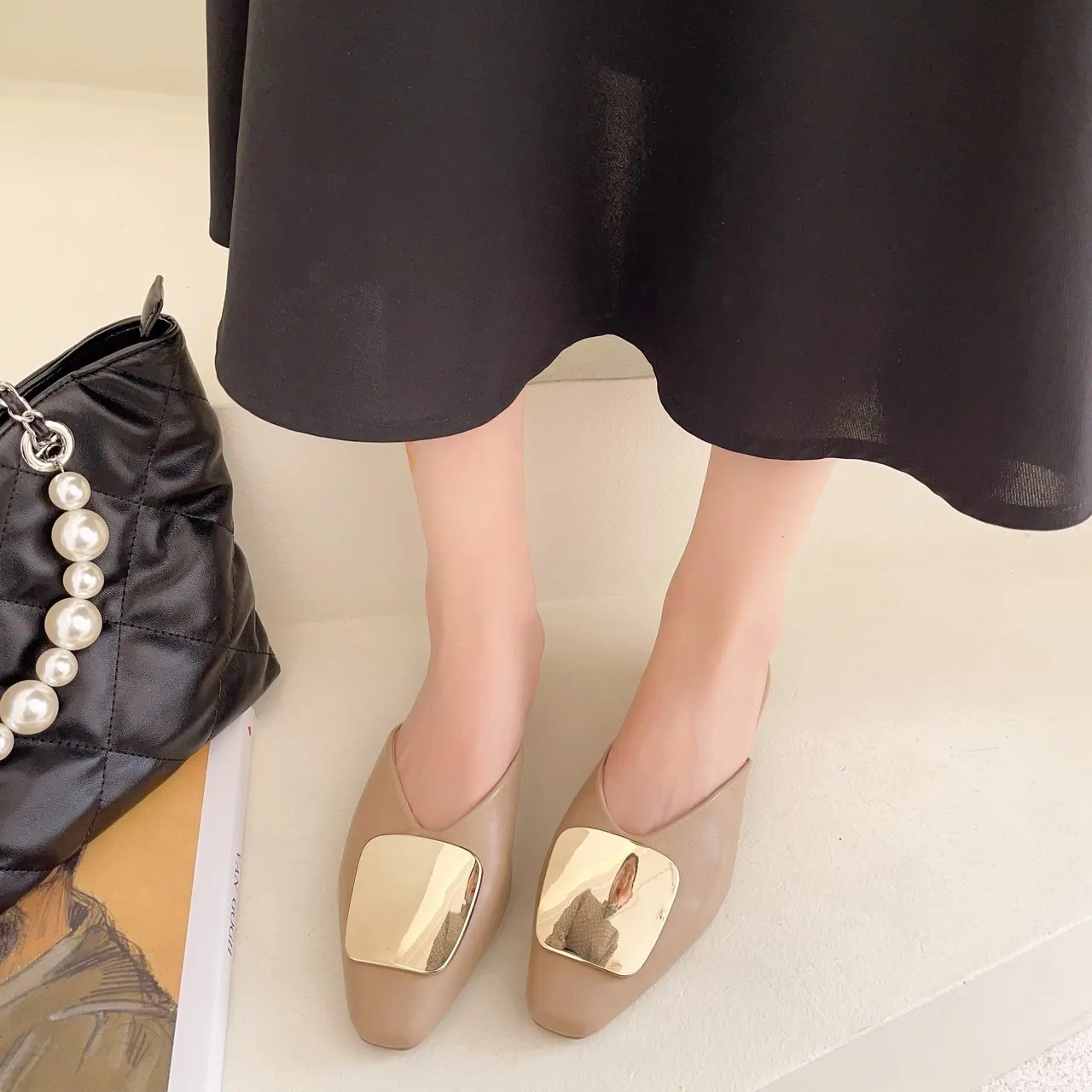 2021 Summer Women Sandals Fashion Metal Decoration Sandlias Casual Flats Outdoor Slip On Slippers Low Heel Mules Women Shoes 
2021 Summer Women Sandals Fashion Metal Decoration Sandlias Casual Flats Outdoor Slip On Slippers Low Heel Mules Women Shoes