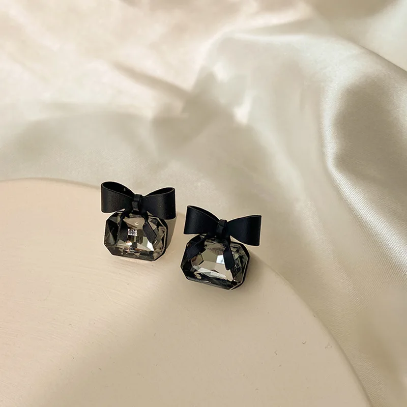 2021 New jewelry fashion Black Color Bowknot Cube Crystal Earring Square bow Earrings for Women Girls Pretty gifts Hot Sale 
2021 New jewelry fashion Black Color Bowknot Cube Crystal Earring Square bow Earrings for Women Girls Pretty gifts Hot Sale
