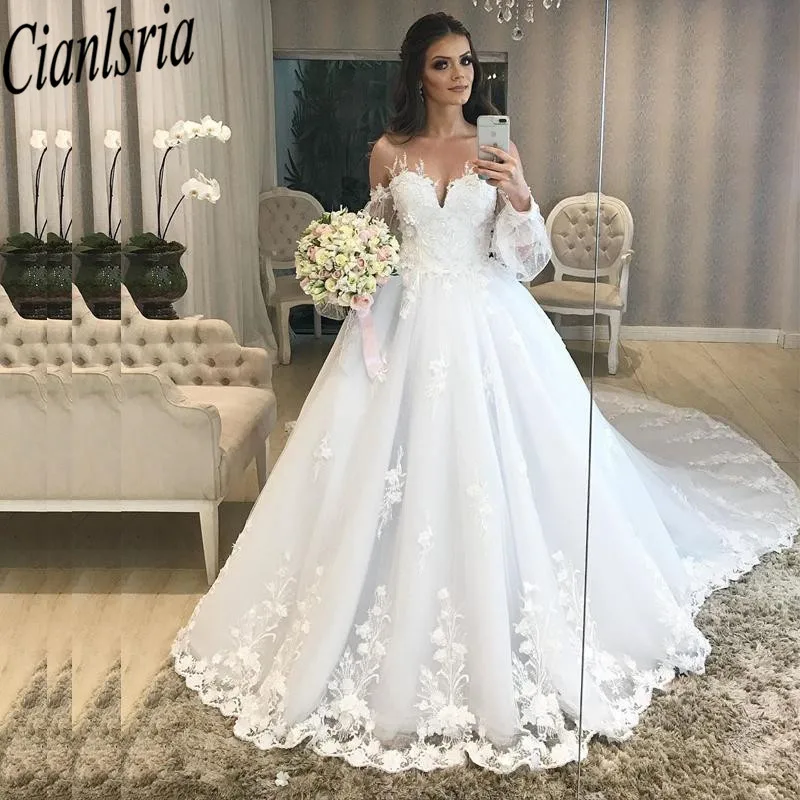 Длинное свадебное платье с длинным рукавом, с цветочной кружевной аппликацией и V-образным вырезом
Длинное свадебное платье с длинным рукавом, с цветочной кружевной аппликацией и V-образным вырезом