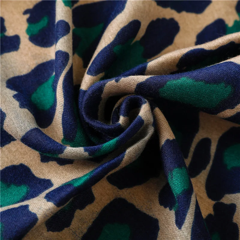 2020 New style Lady cotton material scarf Autumn and winter Luxury Cotton silk scarves women's Leopard Print beach Fashion shawl
2020 New style Lady cotton material scarf Autumn and winter Luxury Cotton silk scarves women's Leopard Print beach Fashion shawl