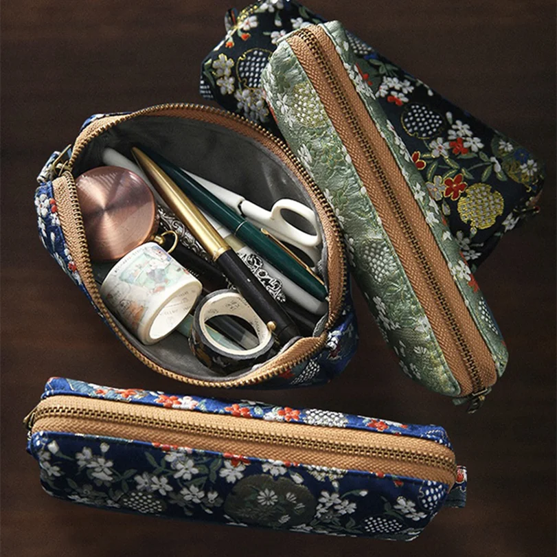 Чехол для карандашей в стиле ретро, чехол для карандашей с цветочным рисунком, канцелярские принадлежности, школьные принадлежности, матер... 
Чехол для карандашей в стиле ретро, чехол для карандашей с цветочным рисунком, канцелярские принадлежности, школьные принадлежности, матер...