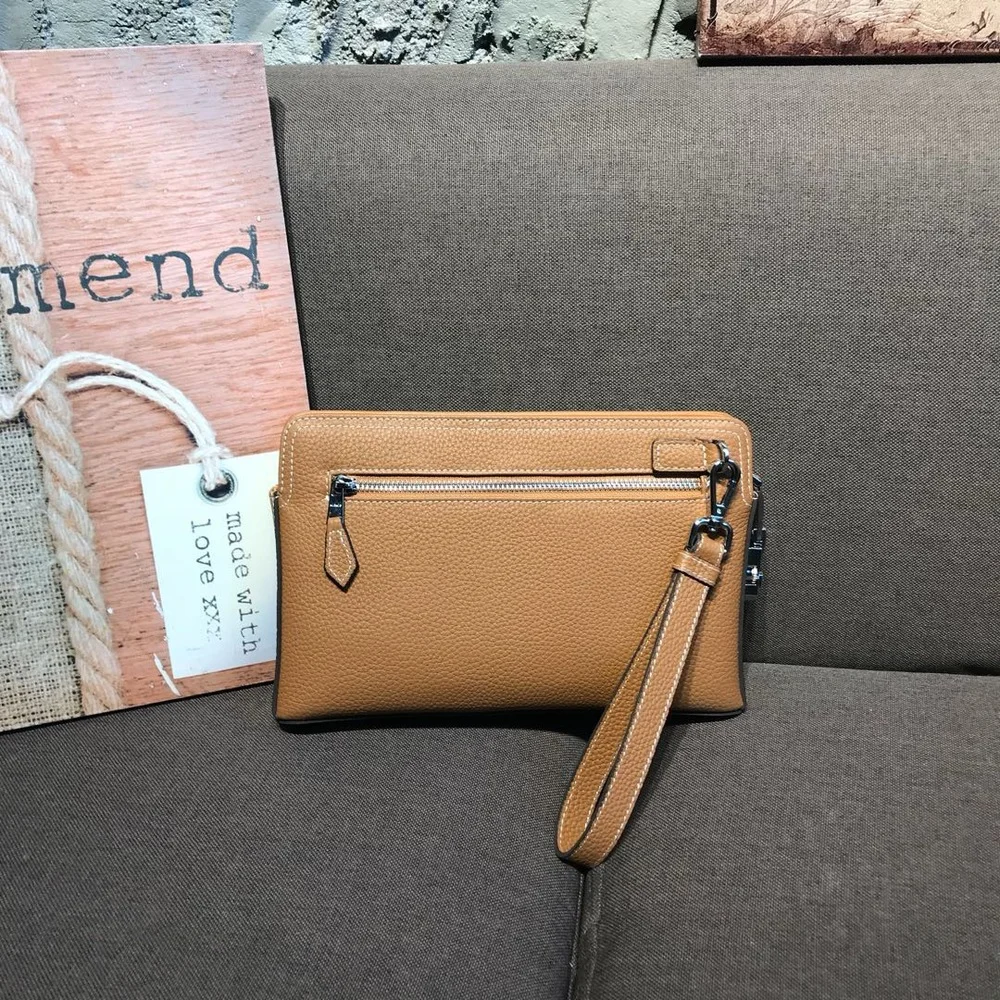 The new men's clutch bag has a soft and soft feel. High-end practical fashion and leisure luxury bags
The new men's clutch bag has a soft and soft feel. High-end practical fashion and leisure luxury bags