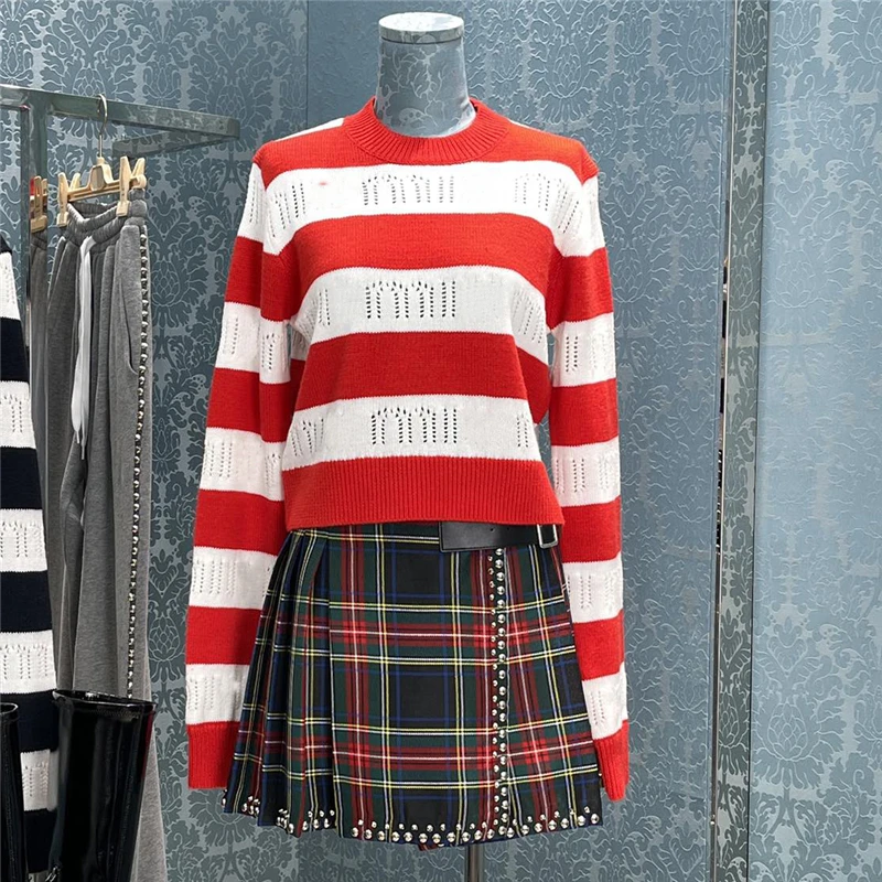 High quality 2022 spring new hollow striped wool sweater women's big fashion round neckletter design short pullover sweater bing
High quality 2022 spring new hollow striped wool sweater women's big fashion round neckletter design short pullover sweater bing