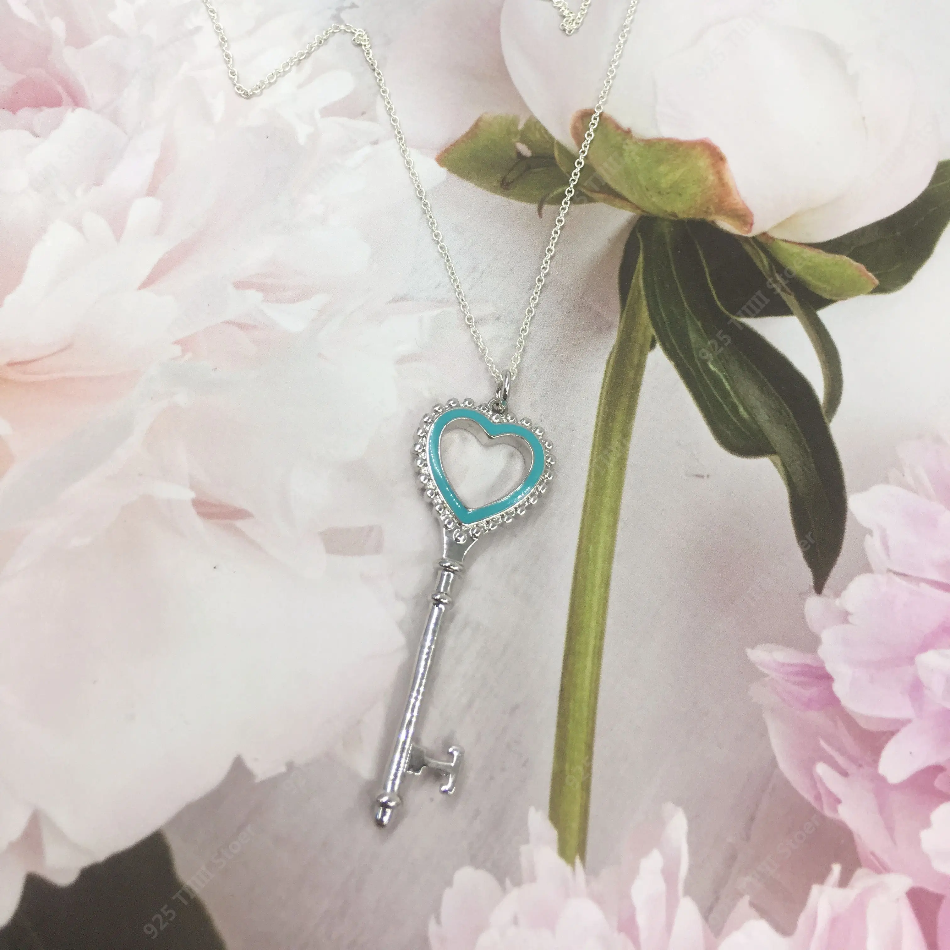 Ms S925 pure silver classic hollow out key enamel pendant necklace joker lovers deserve to act the role of sweater chain
Ms S925 pure silver classic hollow out key enamel pendant necklace joker lovers deserve to act the role of sweater chain