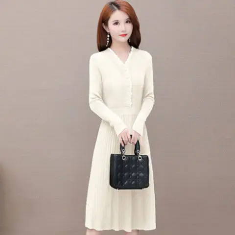 Fat mm large size knitted sweater women's middle length autumn winter V-neck loose and thin over knee bottom dress
Fat mm large size knitted sweater women's middle length autumn winter V-neck loose and thin over knee bottom dress