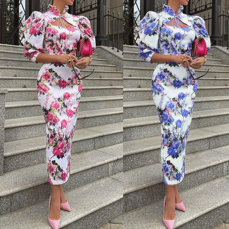 Женское облегающее платье средней длины с воротником-стойкой
Женское облегающее платье средней длины с воротником-стойкой