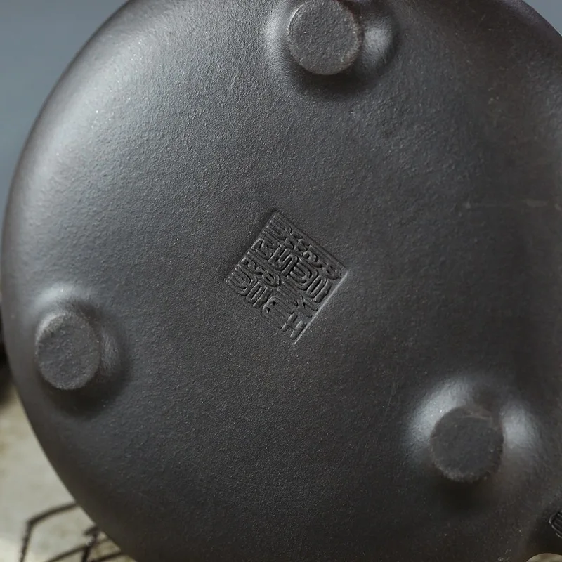 Handmade purple clay teapot, famous artist's painted shipao raw ore Black Diamond teapot, household teapot
Handmade purple clay teapot, famous artist's painted shipao raw ore Black Diamond teapot, household teapot