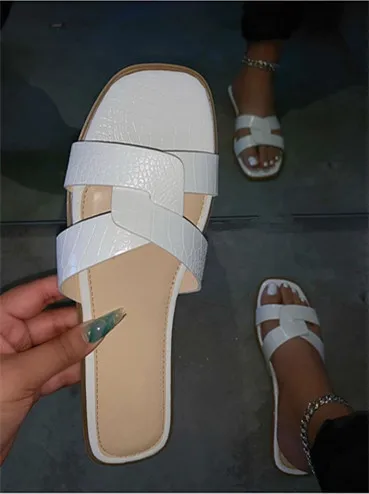 Slipper spot summer women's sandals fashion slippers European and American popular new flat shoes
Slipper spot summer women's sandals fashion slippers European and American popular new flat shoes