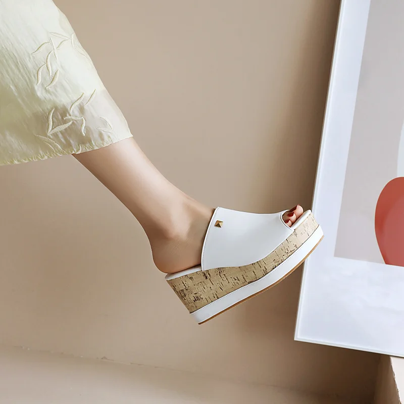 Slope Heel New Fish Mouth Sandals Waterproof Platform Slippers Women Metal Patch Wood Grain Platform Flat Heel Casual Slippers 
Slope Heel New Fish Mouth Sandals Waterproof Platform Slippers Women Metal Patch Wood Grain Platform Flat Heel Casual Slippers