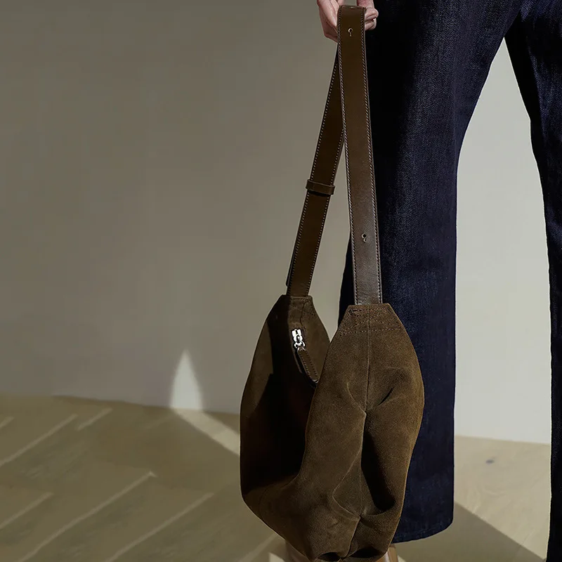 Корейская известная трендовая брендовая Высококачественная Замшевая сумка-тоут через плечо от firmранчо, пылесборник, элегантный женский кошелек Rommy OL
Корейская известная трендовая брендовая Высококачественная Замшевая сумка-тоут через плечо от firmранчо, пылесборник, элегантный женский кошелек Rommy OL