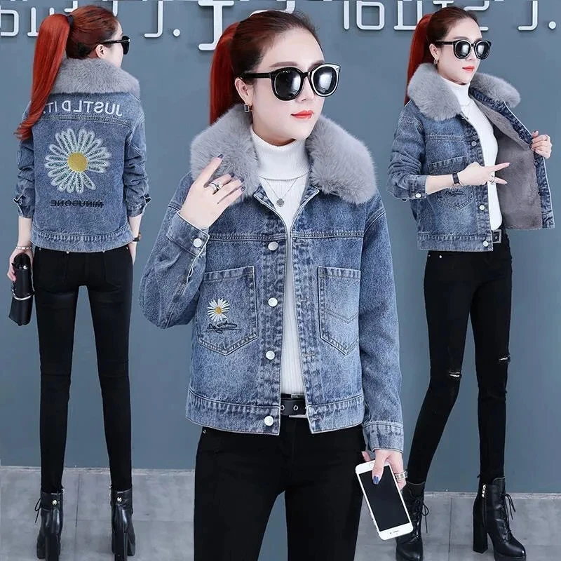 Chic Embroidery Winter Thick Warm denim Jacket Women Fashion Elegant fur collar Short jeans Coat Ladies Casual Blue Outwear
Chic Embroidery Winter Thick Warm denim Jacket Women Fashion Elegant fur collar Short jeans Coat Ladies Casual Blue Outwear