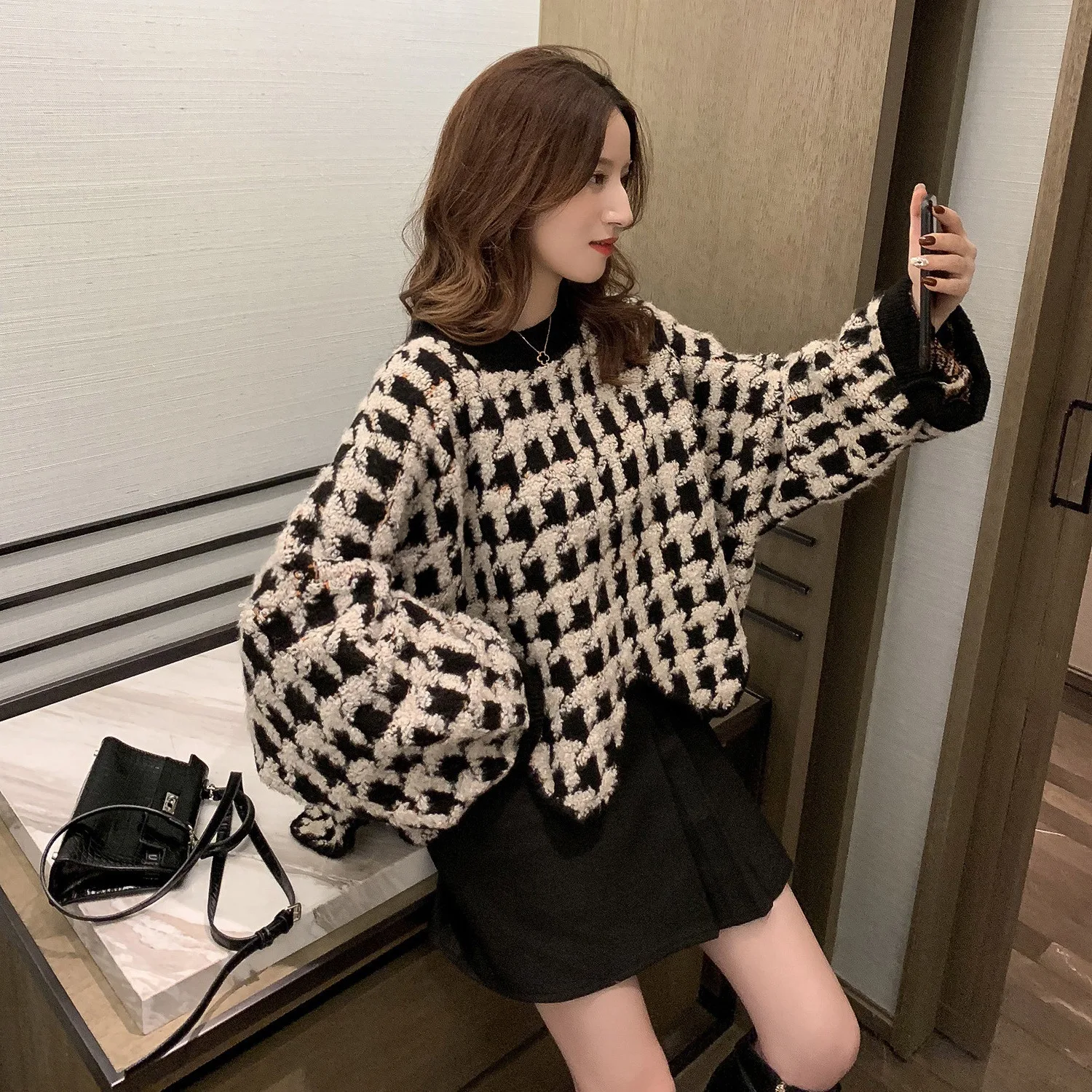 Autumn and Winter New Korean Version of The Round Neck Thick Plaid Sweater Women Loose Irregular Sweater Retro Tops
Autumn and Winter New Korean Version of The Round Neck Thick Plaid Sweater Women Loose Irregular Sweater Retro Tops