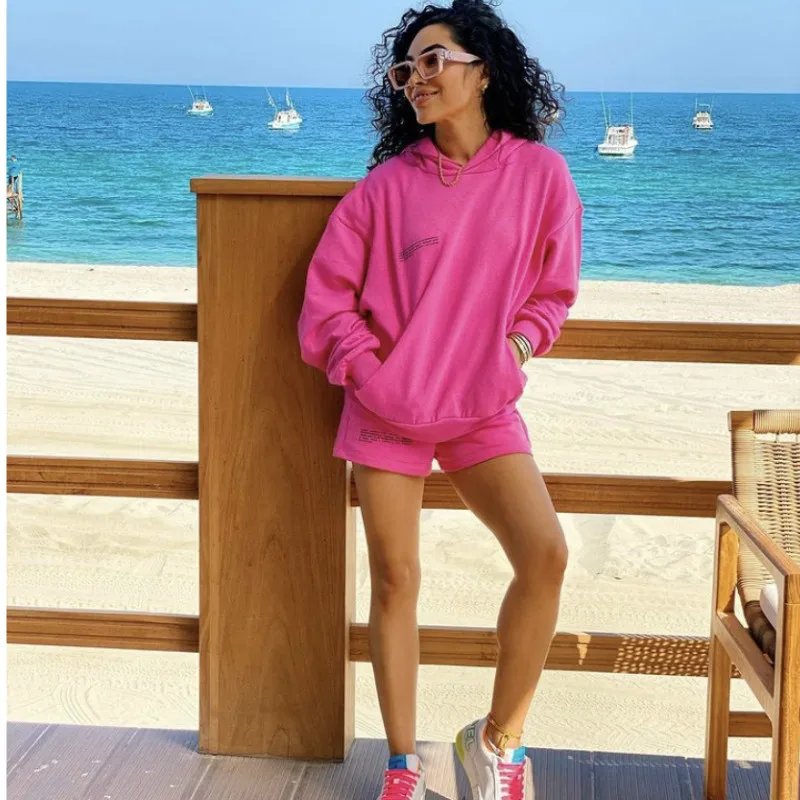 2021 luxury design letter printing solid color women's fashion simple versatile long sleeve sweater + high waist slim Shorts Set
2021 luxury design letter printing solid color women's fashion simple versatile long sleeve sweater + high waist slim Shorts Set