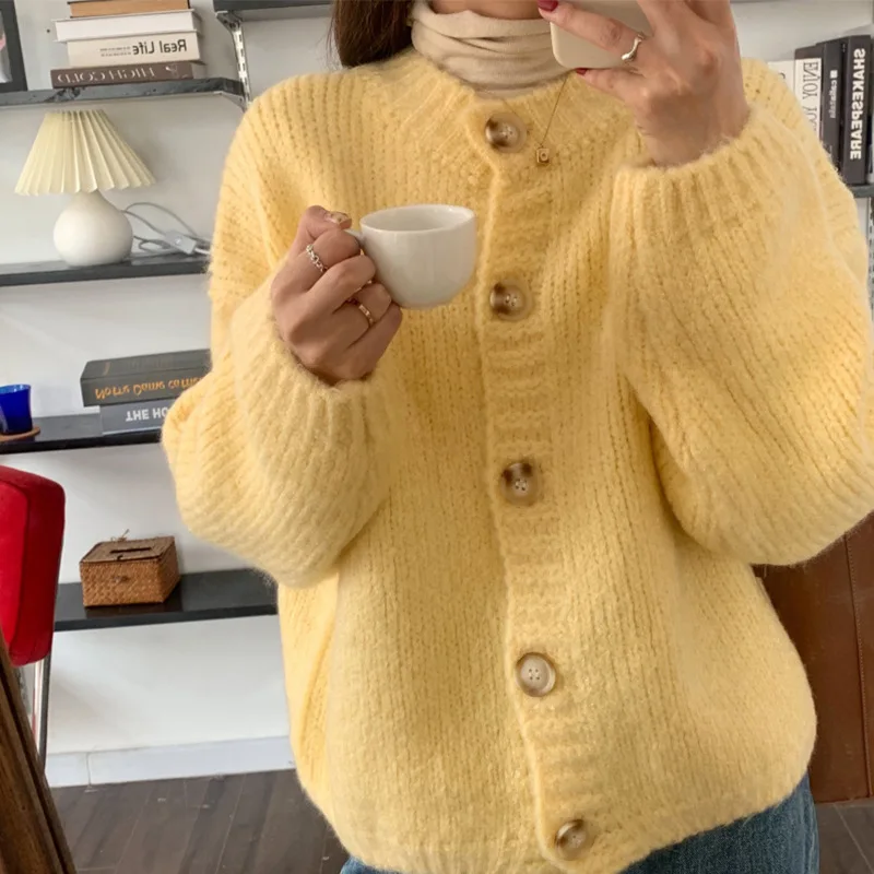 Autumn and Winter Korean cardigan O Neck Solid Color Long-Sleeve Cardigan Sweater Short Loose Full Sweater Knitted Jacket Women
Autumn and Winter Korean cardigan O Neck Solid Color Long-Sleeve Cardigan Sweater Short Loose Full Sweater Knitted Jacket Women