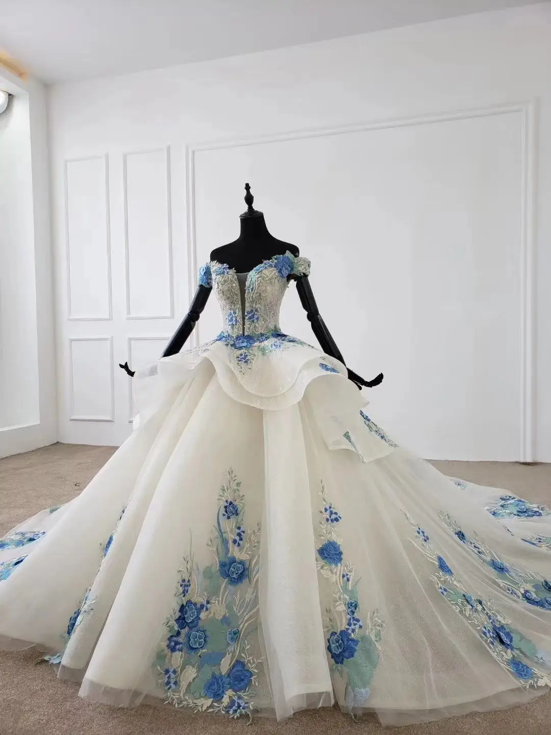 Blue Lace New Design Bridal Dress Ball Gown Wedding Royal Sposa Dressess 2020 Custom Made Bridal Dresses Puffy Skirt Bridal Gown
Blue Lace New Design Bridal Dress Ball Gown Wedding Royal Sposa Dressess 2020 Custom Made Bridal Dresses Puffy Skirt Bridal Gown