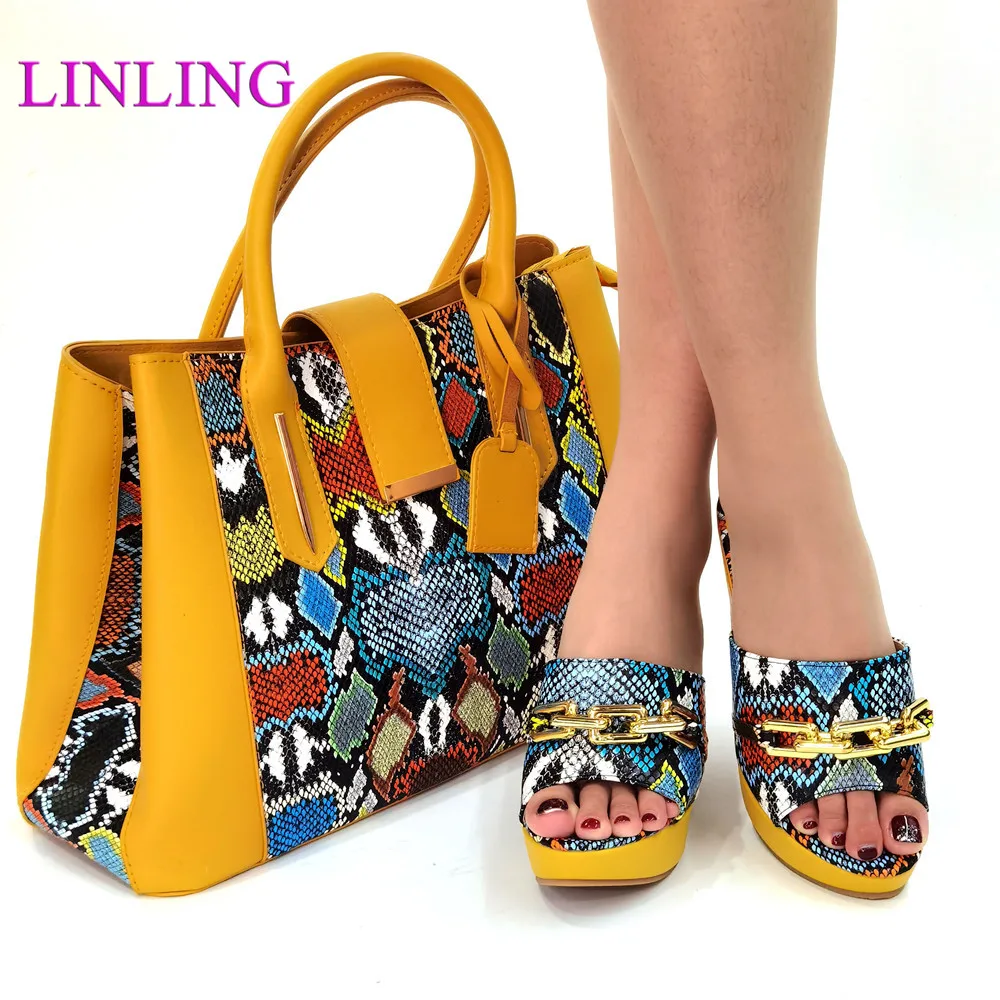2021African Women Shoes And Bag Set With Rhinestones Pumps Italian Shoes With Matching Bag For Evening Party
2021African Women Shoes And Bag Set With Rhinestones Pumps Italian Shoes With Matching Bag For Evening Party