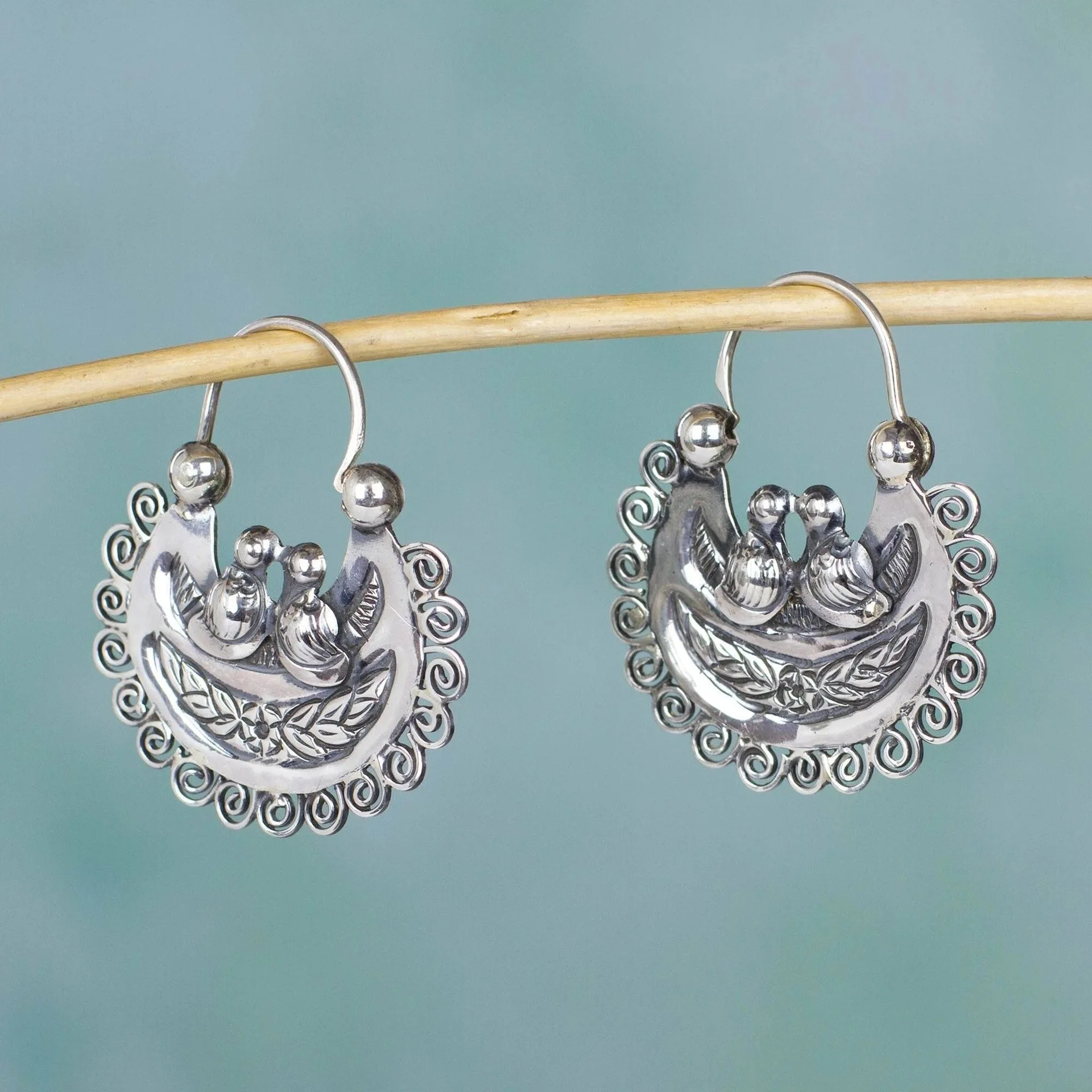 Foydjew European American Retro Couple Parrot Metal Earrings Plated S925 Thai Silver Couple Birds Kiss Carved Earring For Women
Foydjew European American Retro Couple Parrot Metal Earrings Plated S925 Thai Silver Couple Birds Kiss Carved Earring For Women