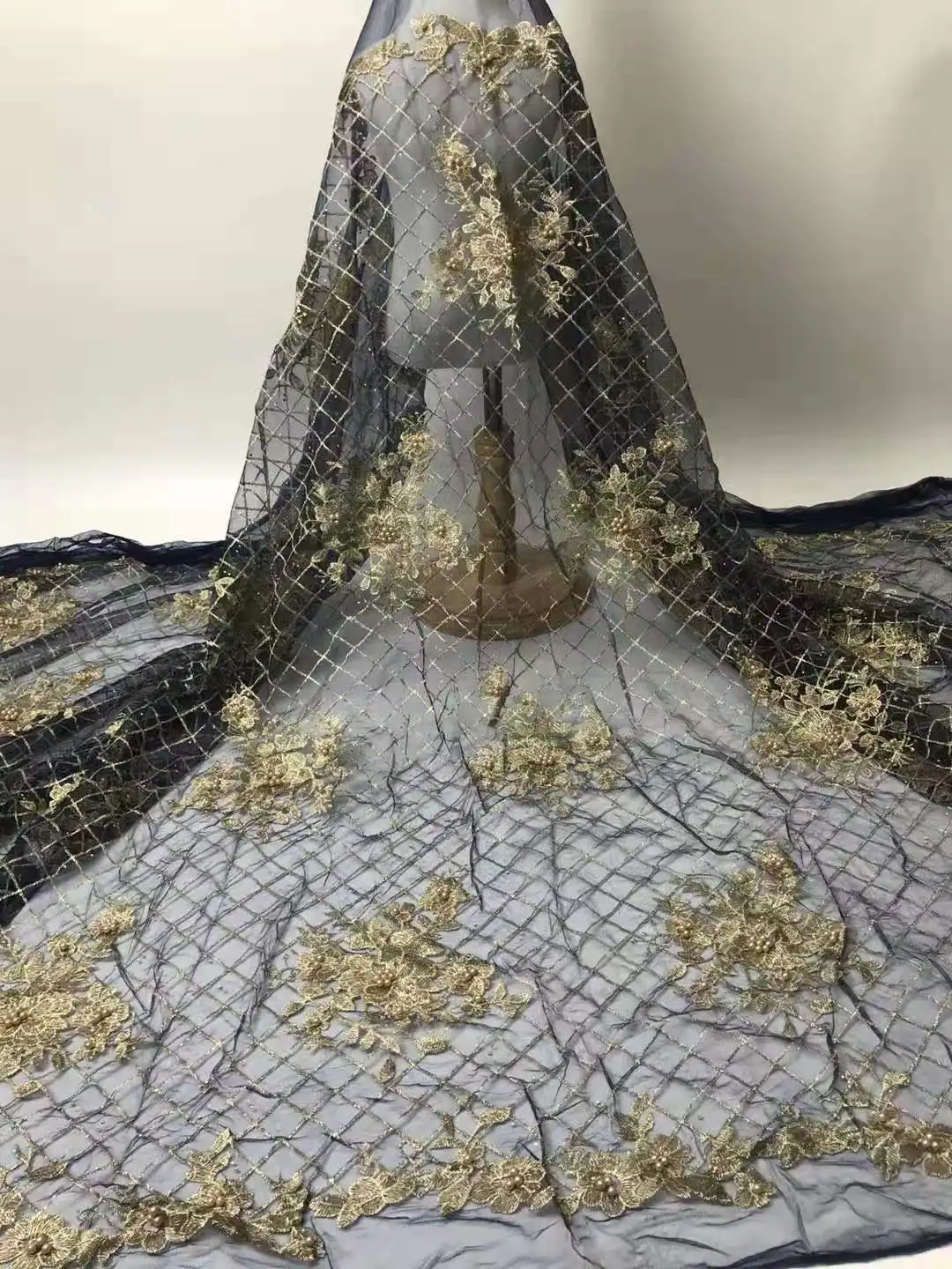 Beautiful Evening dress design/With stone sequins embroidery French mesh lace African lace fabric for wedding dress long dress
Beautiful Evening dress design/With stone sequins embroidery French mesh lace African lace fabric for wedding dress long dress