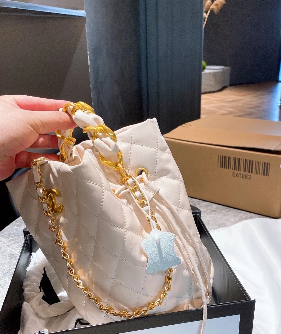 2021 Queenie Metal Chain PU Leather Drawstring Bucket Bag Crossbody Bags for Women Folds Design Shoulder Messengers Bag
2021 Queenie Metal Chain PU Leather Drawstring Bucket Bag Crossbody Bags for Women Folds Design Shoulder Messengers Bag