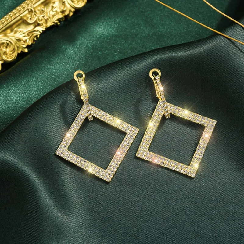 ARLIE Fashion Shining Rhinestone Geometric Drop Earrings for Women Girls 2020 New Gold Color Square Dangle Earring Party Jewelry
ARLIE Fashion Shining Rhinestone Geometric Drop Earrings for Women Girls 2020 New Gold Color Square Dangle Earring Party Jewelry