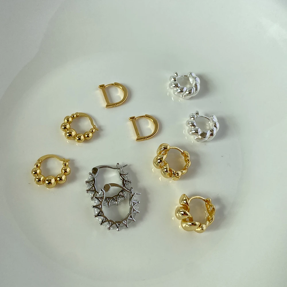 High Quality Cubic Zirconia Women's Hoop Earrings Fashion Girl Accessories Party Vintage Metal Jewelry for Women 2021
High Quality Cubic Zirconia Women's Hoop Earrings Fashion Girl Accessories Party Vintage Metal Jewelry for Women 2021