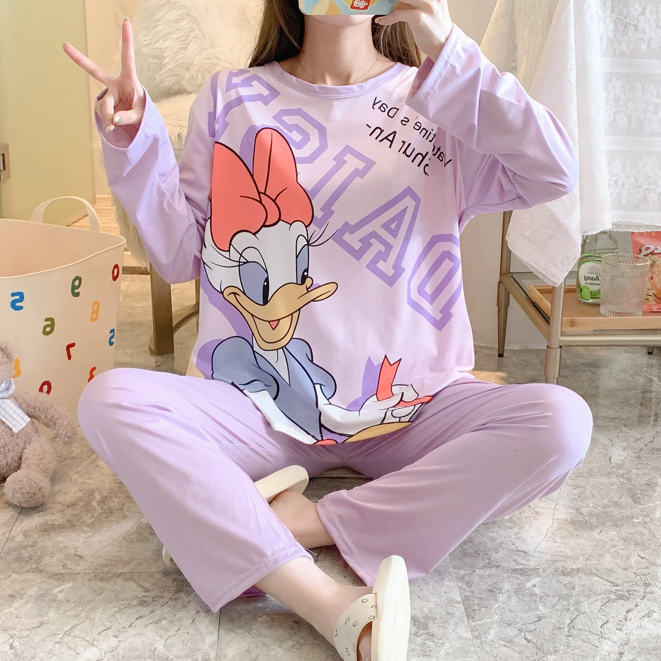 Новая пижама Disney, женский осенне-зимний милый комплект с длинным рукавом и мультяшным рисунком, семейный сервис, Женская домашняя одежда 
Новая пижама Disney, женский осенне-зимний милый комплект с длинным рукавом и мультяшным рисунком, семейный сервис, Женская домашняя одежда